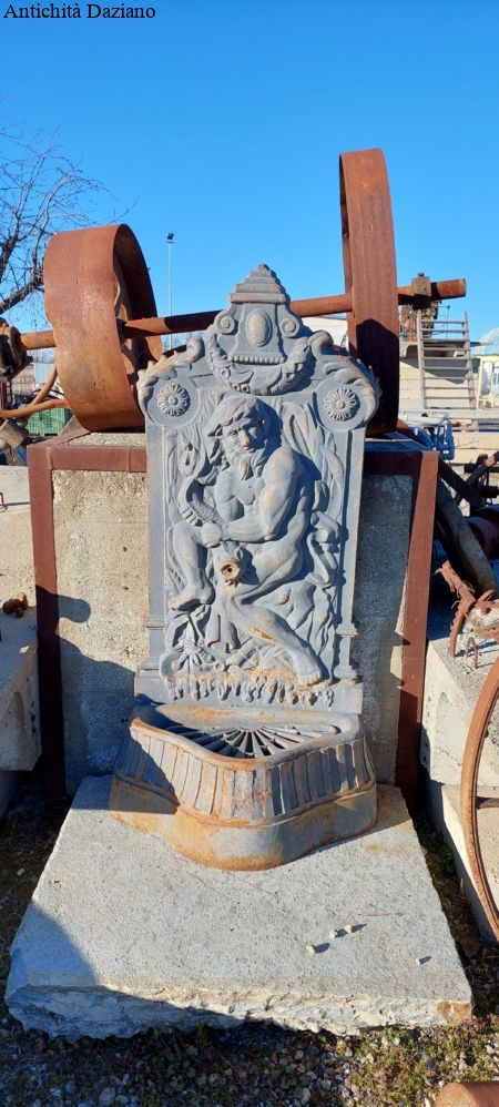 Fontana in ghisa da parete