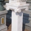 Colonna con vaso in marmo bianco