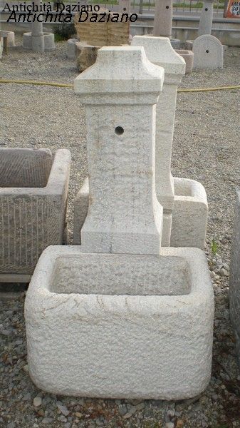 Fontana in marmo bianco