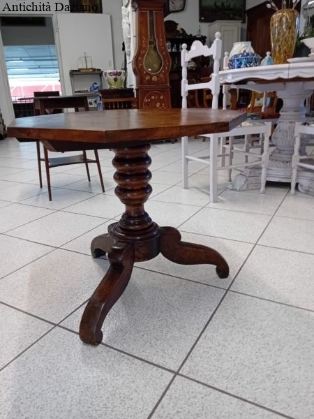 Tavolino in noce massello