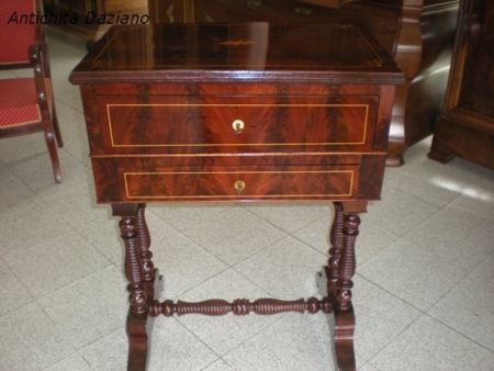 Tavolino da lavoro con intarsi