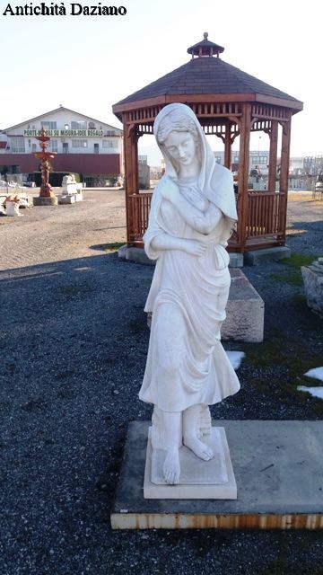 Statua in marmo bianco