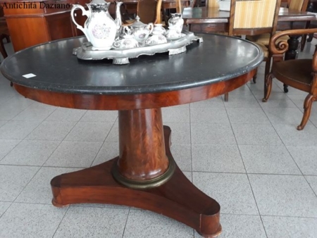 Tavolo rotondo Impero con marmo