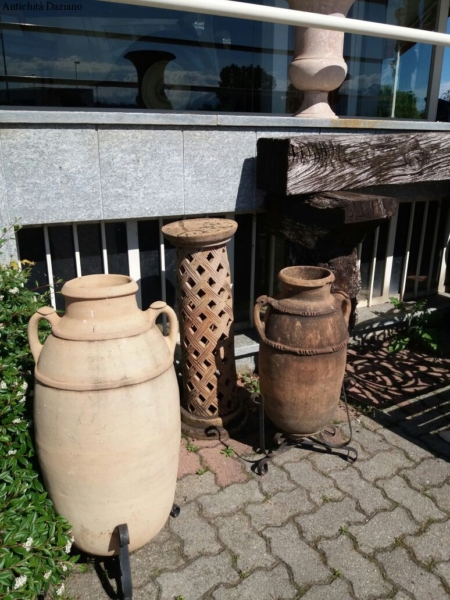 Anfora e colonnina in terracotta