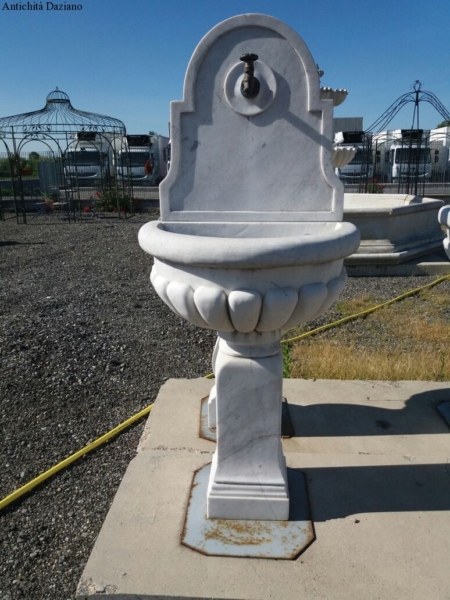 Fontana da muro in marmo