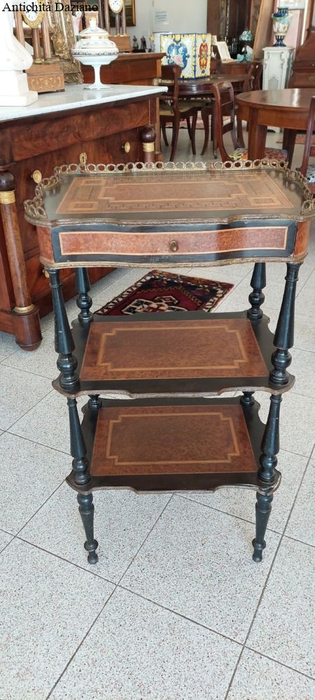 Tavolino con intarsi