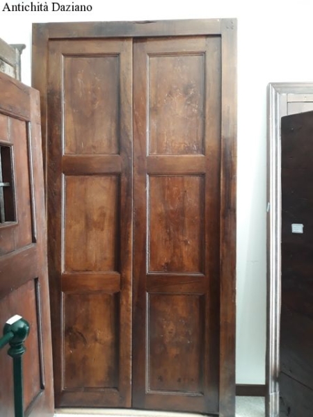Porta in noce due battenti