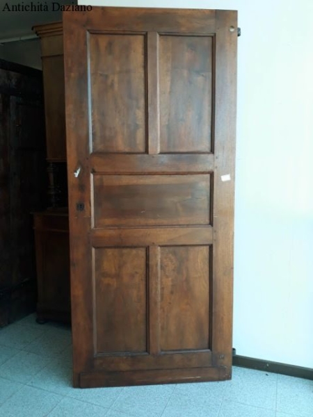 Porta in noce restaurata