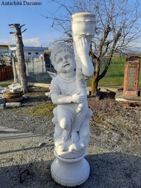 Putto in marmo bianco