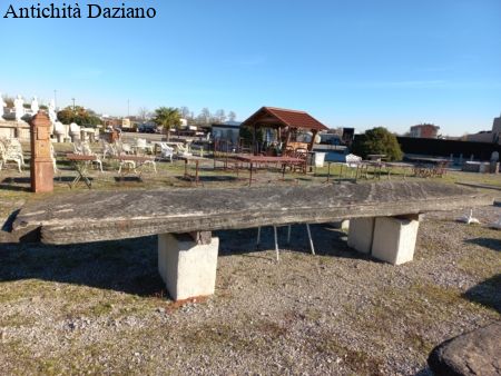 Tavolo in pietra antica