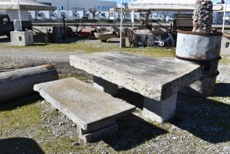 Tavolo e panca in pietra antica