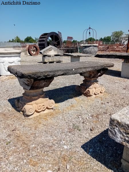 Tavolo in pietra con capitelli