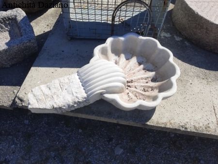 Acquasantiera in marmo