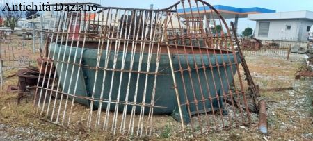 Inferiata rettangolare ed arco