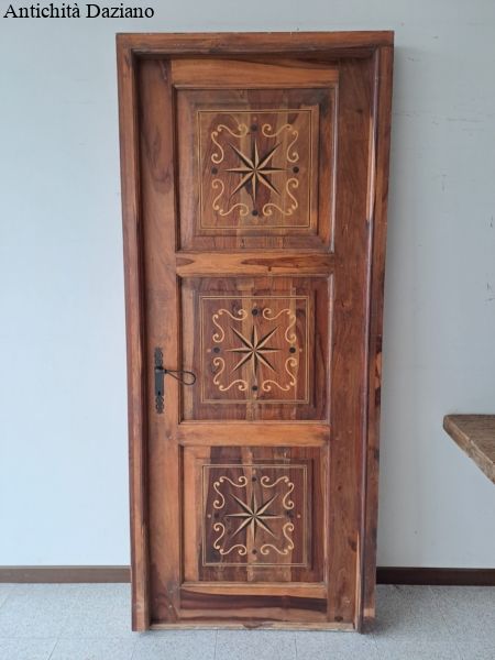 Porta in noce con intarsi