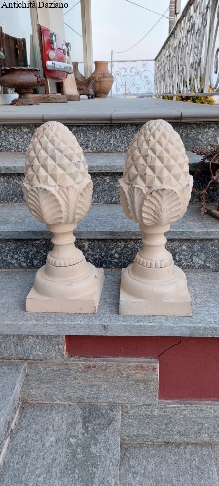 Coppia di pigne in ghisa