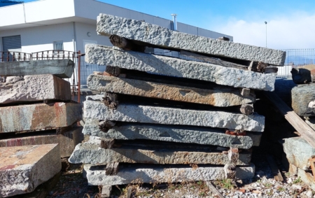 Pali in pietra per recinzioni