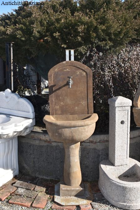 Fontana da parete in pietra calcarea