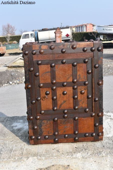 Cassaforte in ferro e legno