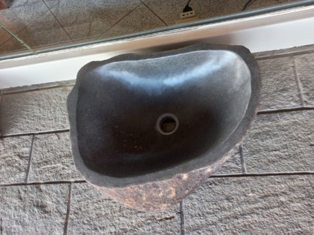 Lavandino in pietra di fiume