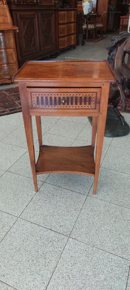 Tavolino in noce con intarsi