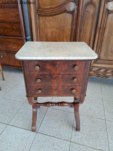 Comodino stile Impero con marmo