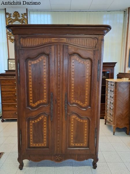 Armadio in noce con intarsi