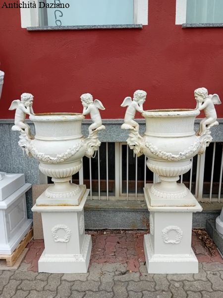 Coppia di vasi in ghisa con piedistallo