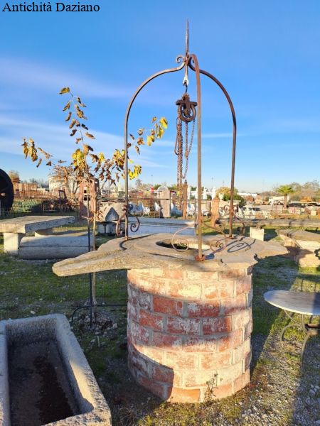 Pozzo mattoni completo di pietra e ferro