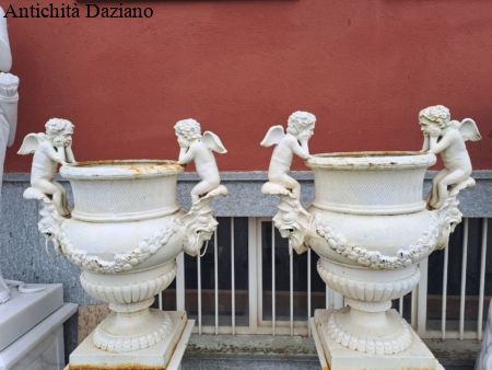 Coppia vasi in ghisa con putti