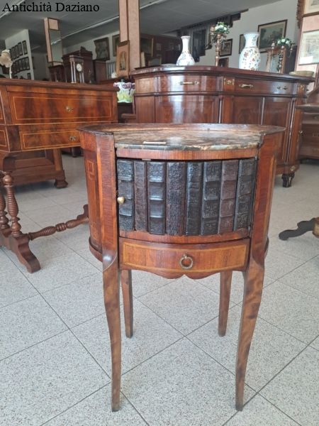Tavolino ovale con intarsi