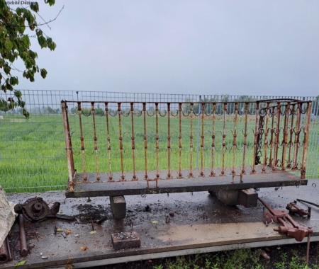 Balcone in pietra con ringhiera in ferro