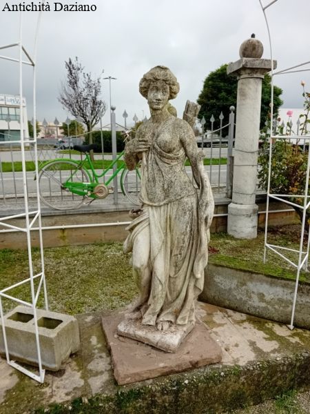 Scultura arredo da giardino Diana