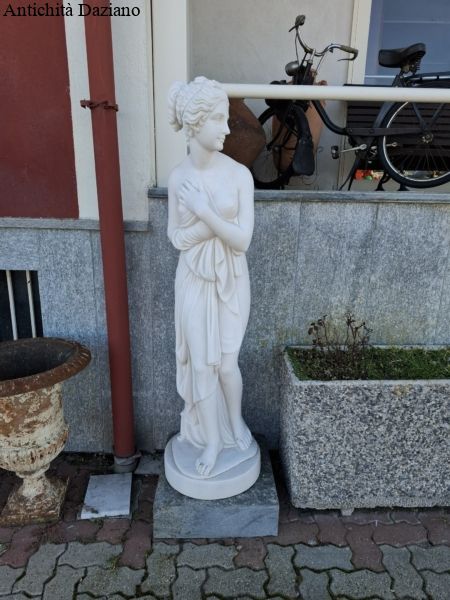 Statua in marmo femminile