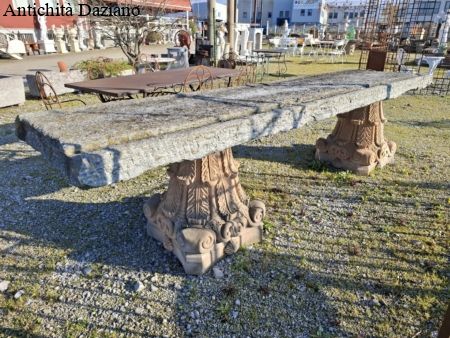 Tavolo pietra con capitelli