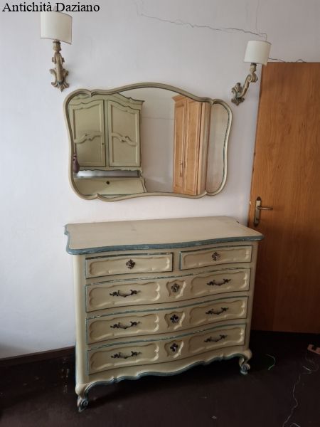 Comò laccato con specchio