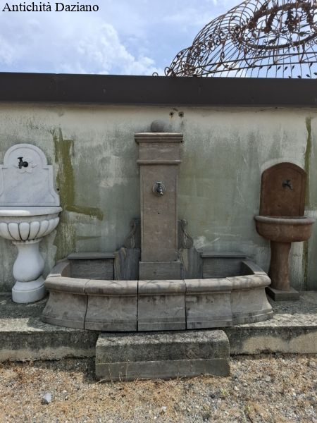 Fontana da muro in pietra