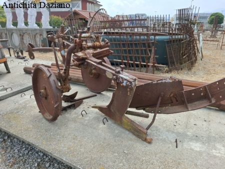 Aratro antico in ferro