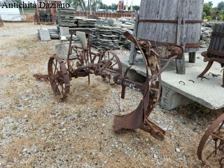 Aratro antico in ferro