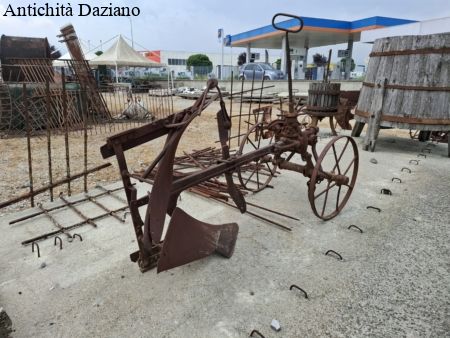 Aratro antico in ferro