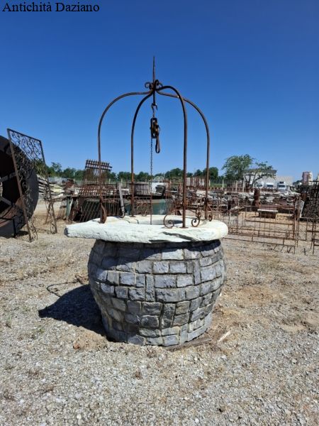 Pozzo in pietra con ferro