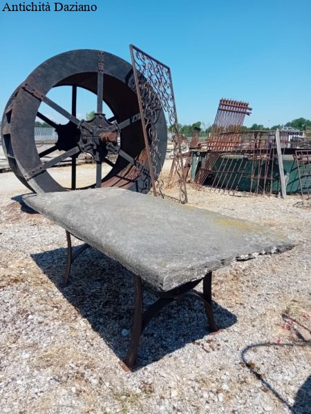 Tavolo ferro e pietra