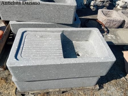 Lavandino in granito con sgocciolatoio